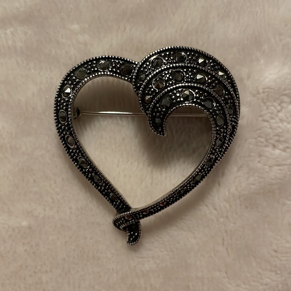 🩶Chico’s 2014 heart brooch🖤